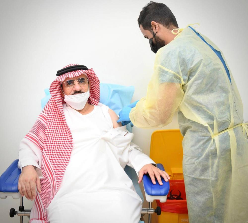رئيس جامعة الباحة يُدشن حملة التطعيم ضد الإنفلونزا الموسمية