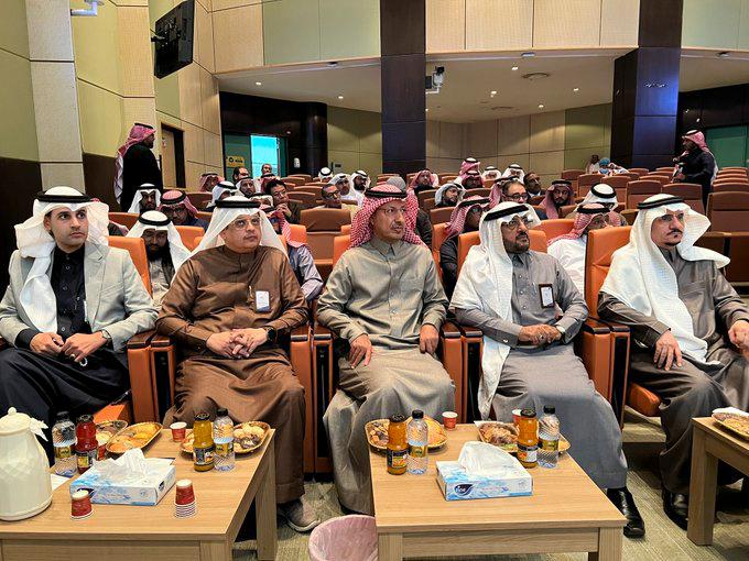 معالي رئيس جامعة الباحة يرعى الجلسة الحوارية