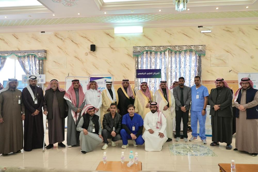 معالي رئيس جامعة الباحة وأمين المنطقة يتفقدنا سير أعمال قافلة التنمية الرقمية المتنقلة