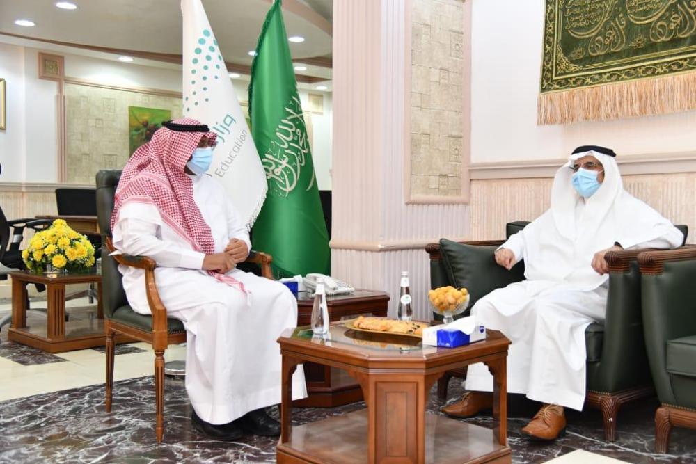 معالي رئيس جامعة الباحة يزور مركز المتابعة والدعم الفني بالإدارة العامة للتعليم بمنطقة الباحة